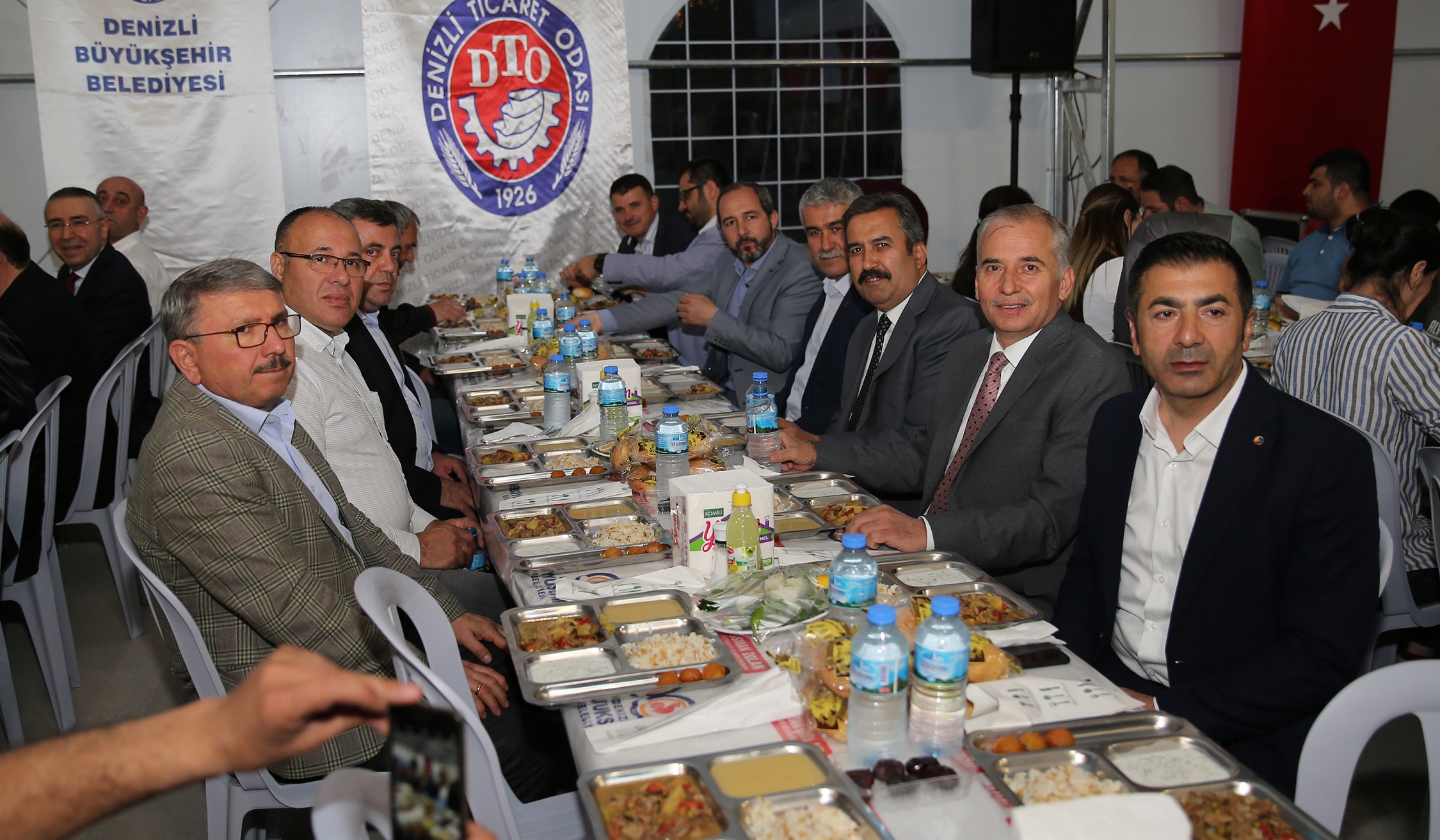 Büyükşehir iftar çadırı ilk gün binleri ağırladı