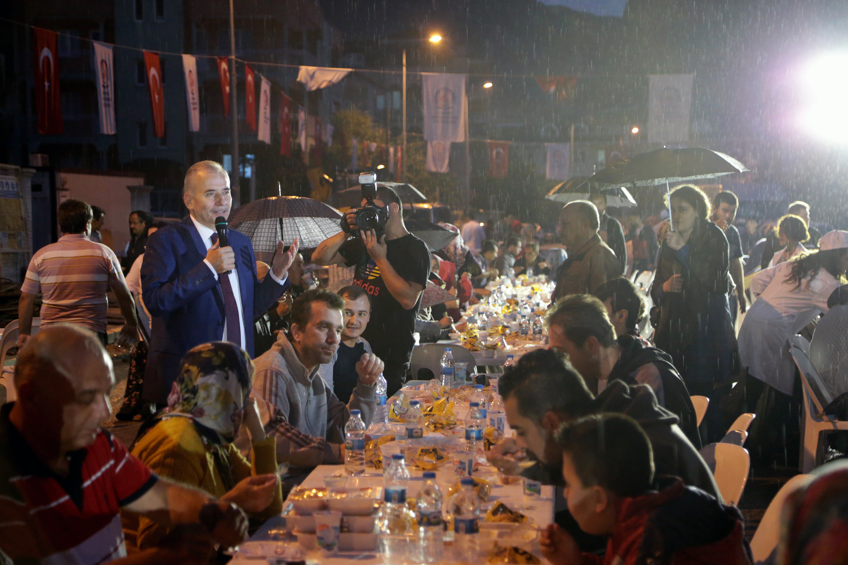 Büyükşehir’den 2 mahallede 5 bin kişiye iftar