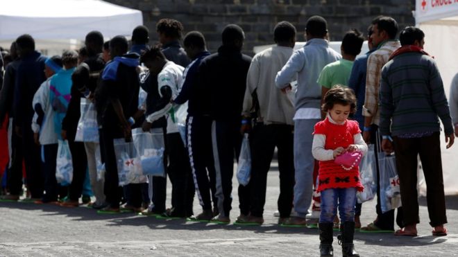 Sahil Güvenlik görevlileri, Astakos limanından 56 göçmeni yakaladı