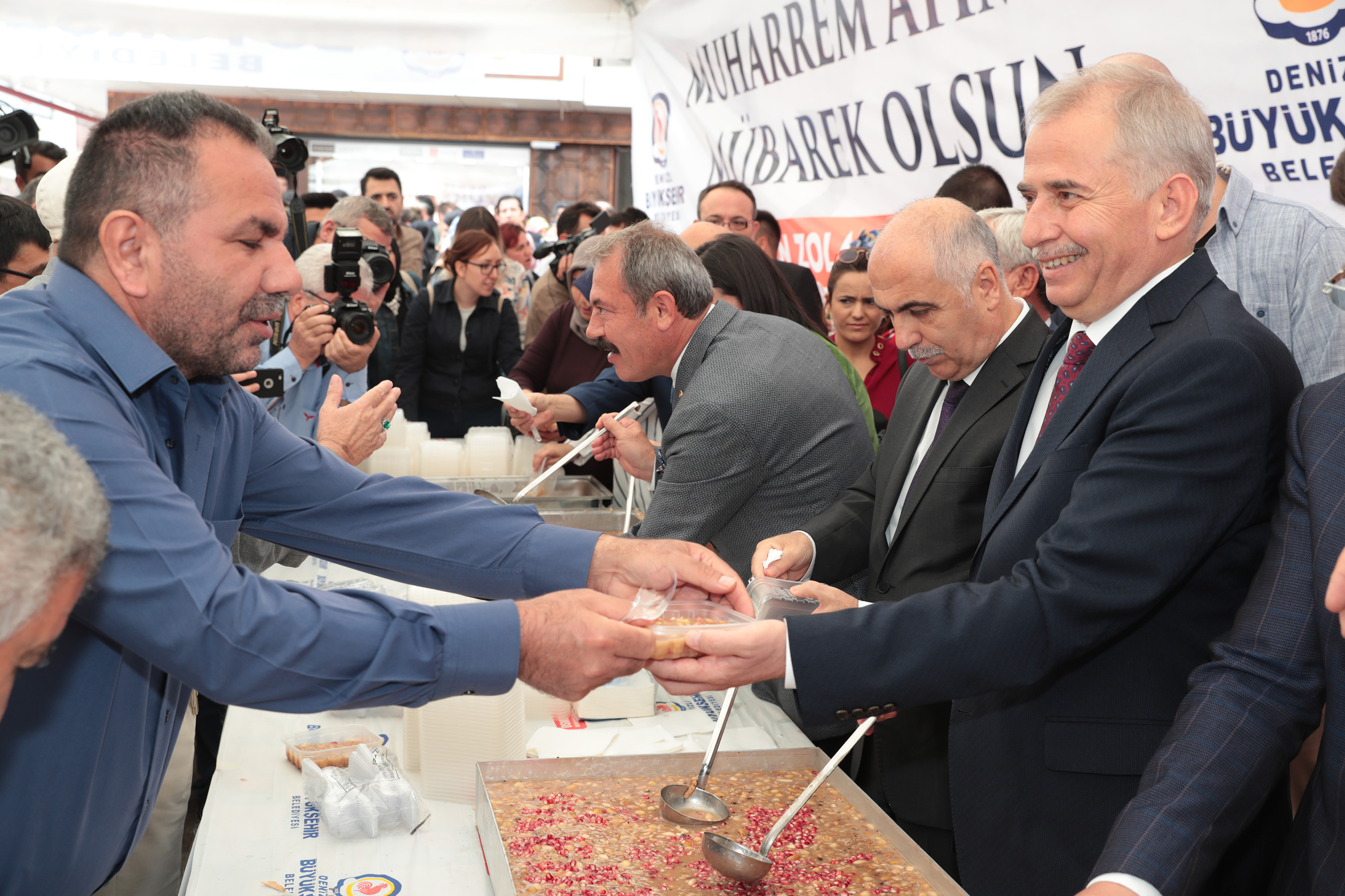 Denizli Büyükşehir’den 15.000 kişilik aşure hayrı