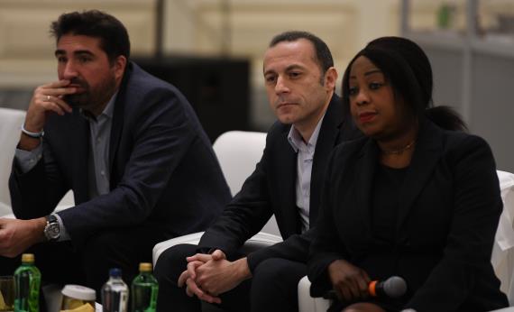 Cüneyt Çakır, FIFA Futbol Yönetim Zirvesi’nde VAR sunumu yaptı