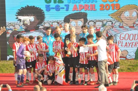 Servet Yardımcı, U12 İzmir Cup ödül törenine katıldı