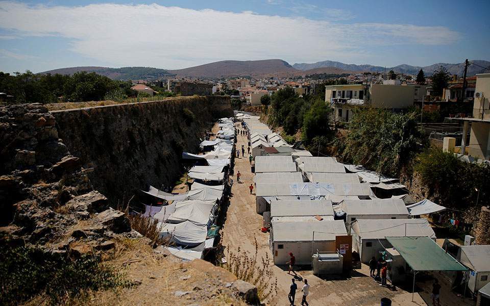 Sakız Adasındaki göçmen tesisinde kavgada üç kişi yaralandı