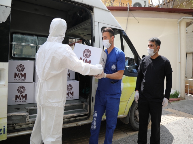 Gaziantep’de sağlık çalışanlarına tatlı dağıtıldı