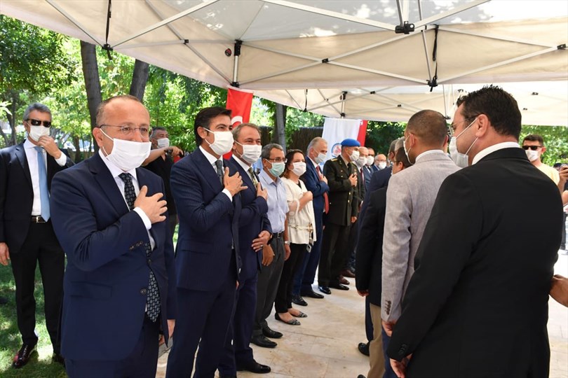 Geleneksel bayramlaşma pandemi kurallarına göre yapıldı