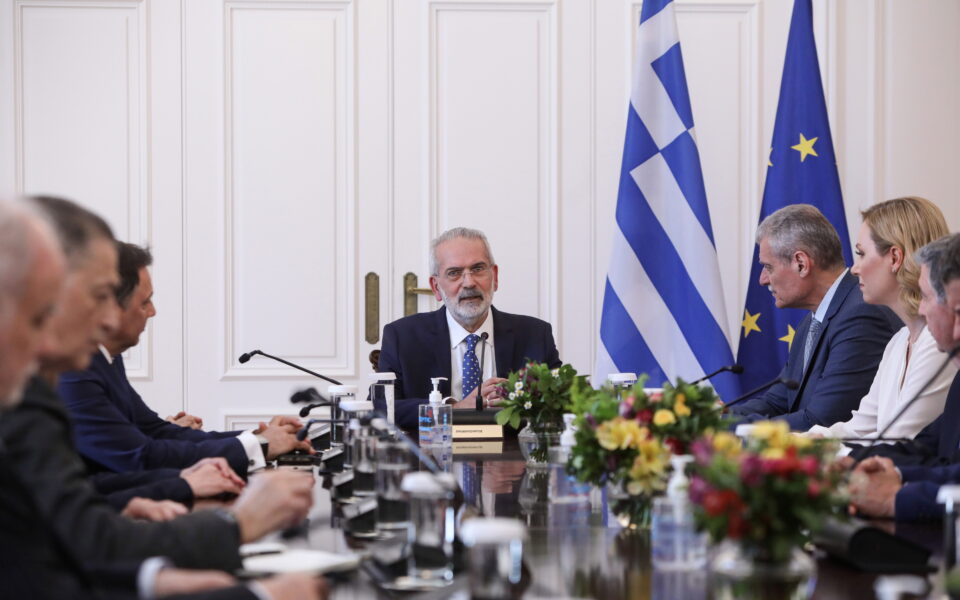 Yunanistan’da Kabine ilk toplantısını yaptı