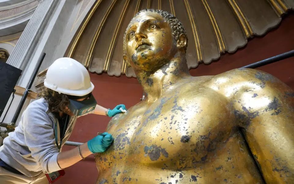 Vatikan uzmanları, yıldırım çarpan Herkül heykelinin yaldızlı ihtişamını ortaya çıkarıyor