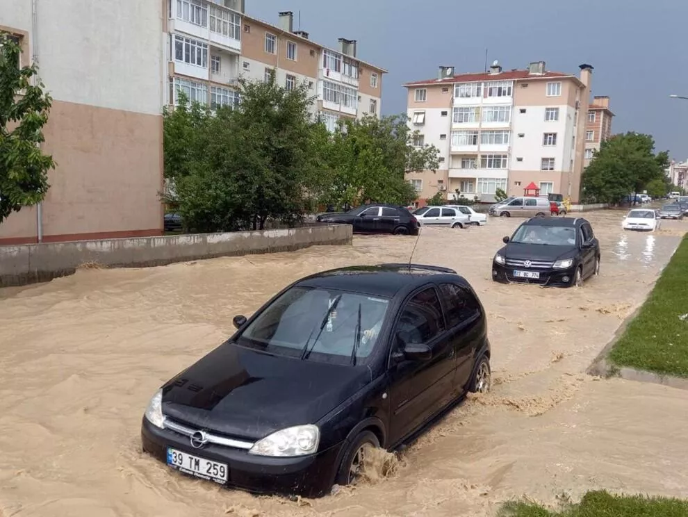 Yurt genelinde sağanak ve gök gürültülü sağanak yağış hakim