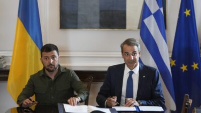 Mitsotakis ve Zelenskyy, Ukrayna’nın NATO umutları hakkında ortak bildiri imzaladı