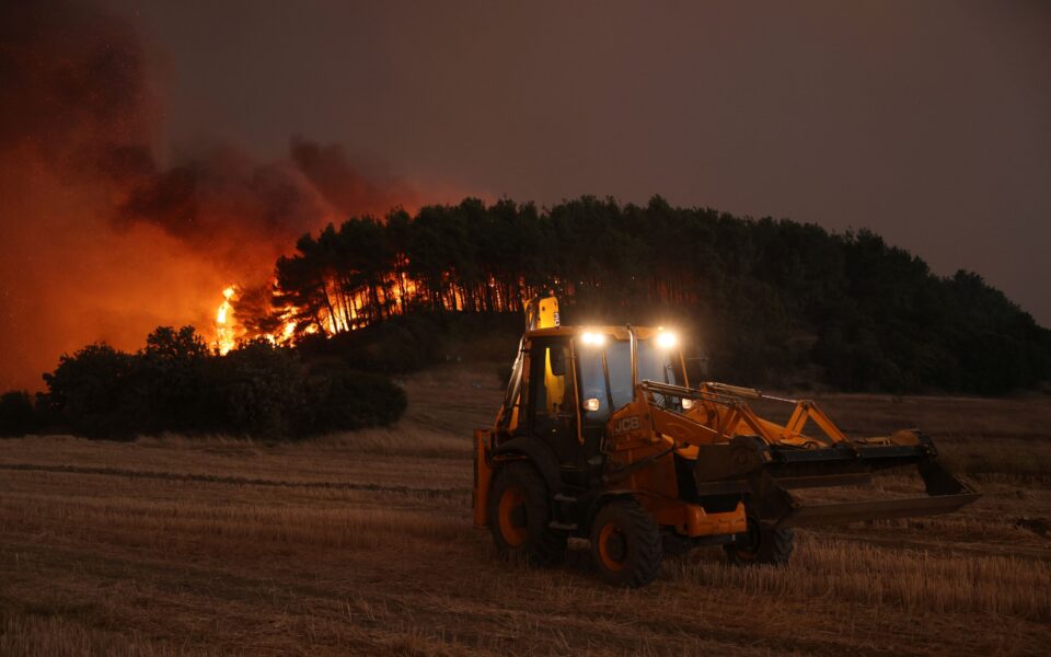 Yunanistan’ın kuzeyinde büyük bir orman yangını çıktı, bir kişi öldü, iki kişi yaralandı