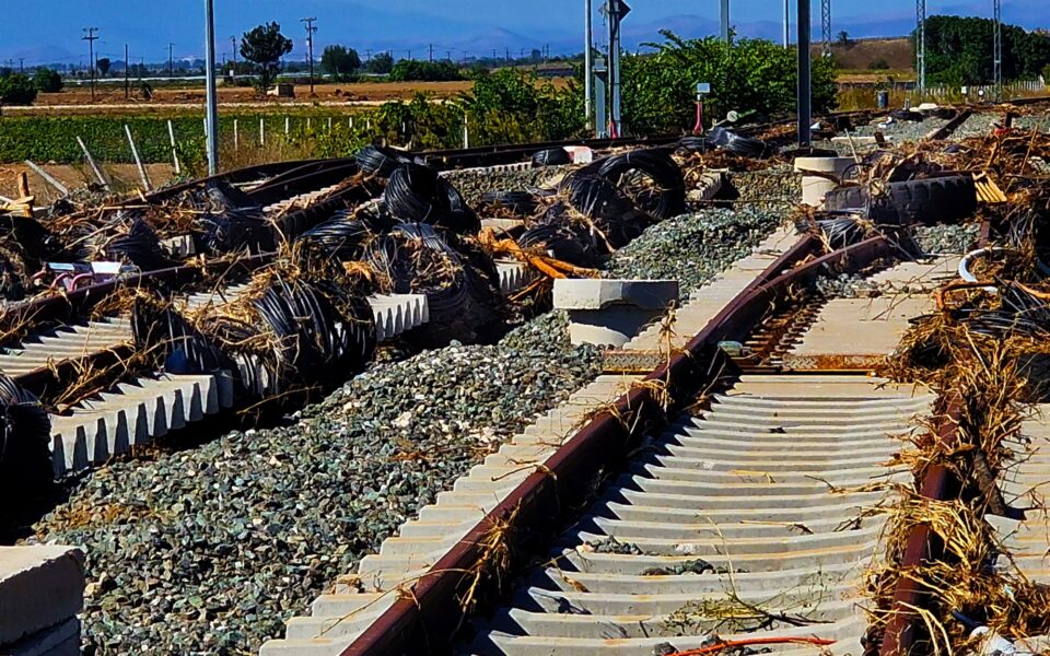 Bakan, Teselya demiryolunun restorasyonunun en az iki yıl süreceğini söyledi