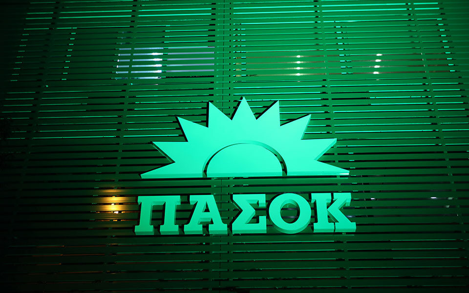 PASOK, anketlerde 11 yıl sonra ikinci sırada yer aldı