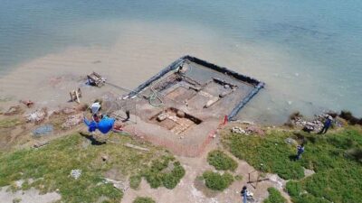Salamis’te kısmen su altında kalan antik stoa keşfedildi