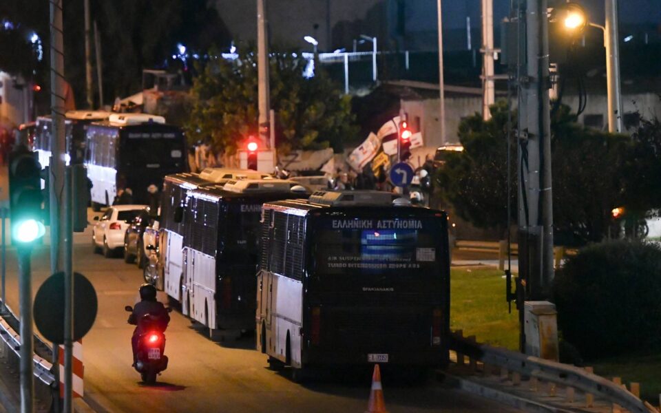 Polis, holigan saldırısının ardından 424 şüpheliyi gözaltına aldı; polis memurunun durumu kritik