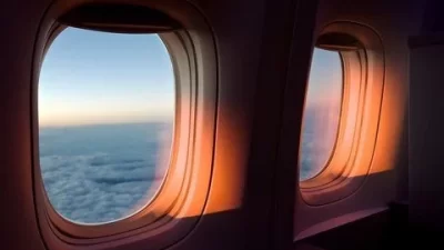 Uçak kalkarken ve inerken hostesler neden pencereyi kapatmamızı ister?