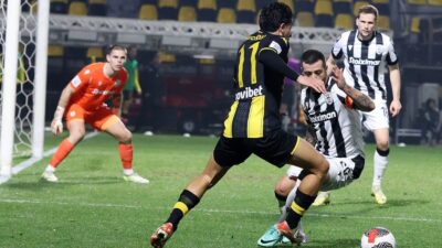 Yeşiller zirveye çıkarken AEK ve Aris derbileri kazandı