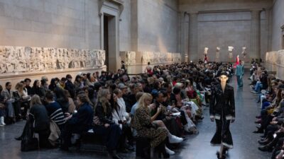 Parthenon Heykelleri’nin bulunduğu salondaki defilede kargaşa çıktı