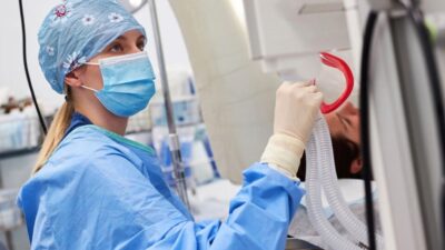 Uzun bekleme listeleri oluşturan anestezi uzmanlarının eksikliği