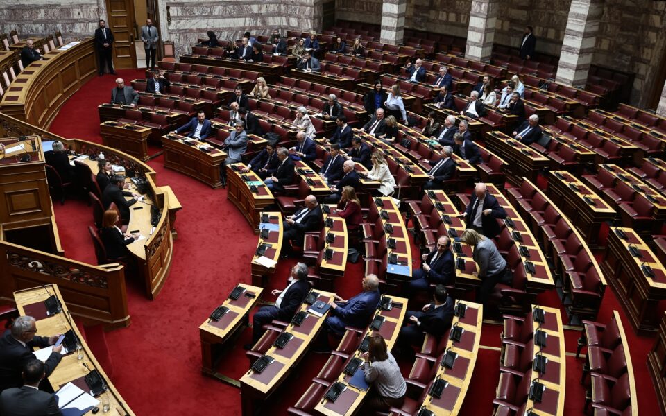 Milletvekilleri gensoru önergesine oy veriyor; Başbakan rakiplere saldırdı