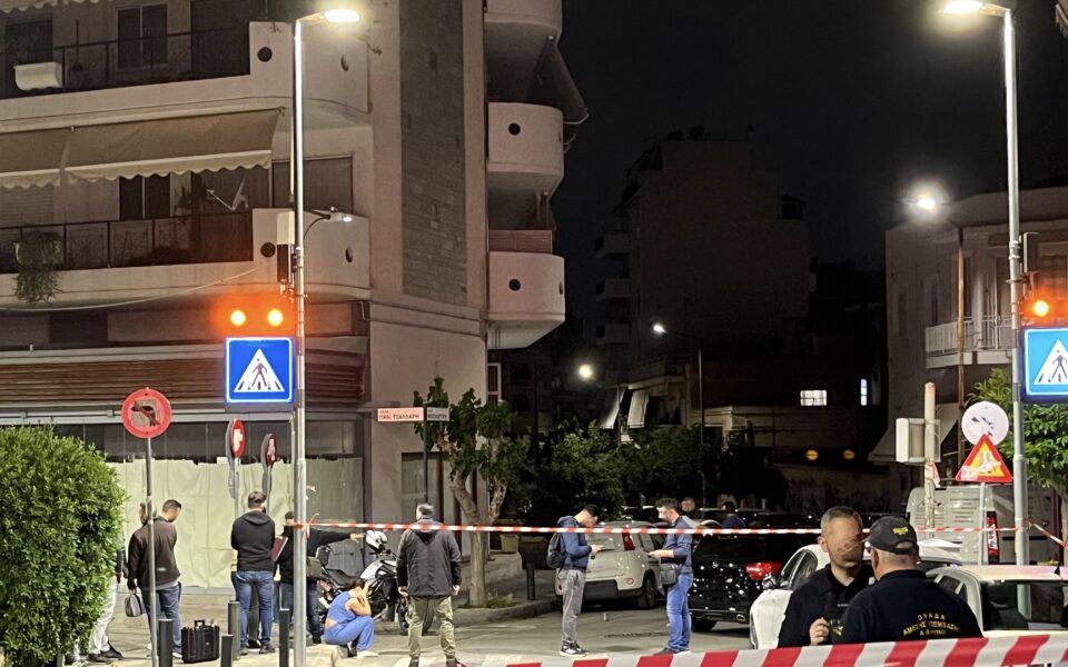 32 yaşındaki adam, Atina’da arabadan açılan silahlı saldırıda öldürüldü