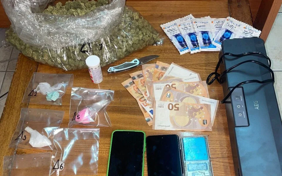 Korfu’daki evde uyuşturucu ele geçirildi, 19 yaşındaki tutuklandı