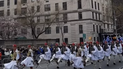 Binlerce kişi, New York’un Beşinci Caddesi’nde Yunan Bağımsızlık Günü Geçit Töreni’ni kutladı