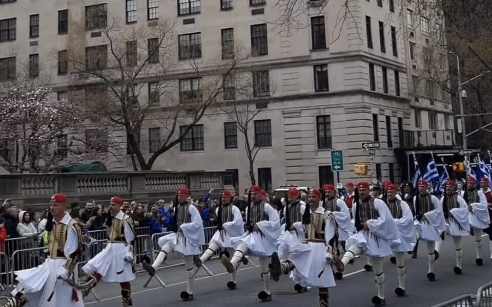 Binlerce kişi, New York’un Beşinci Caddesi’nde Yunan Bağımsızlık Günü Geçit Töreni’ni kutladı