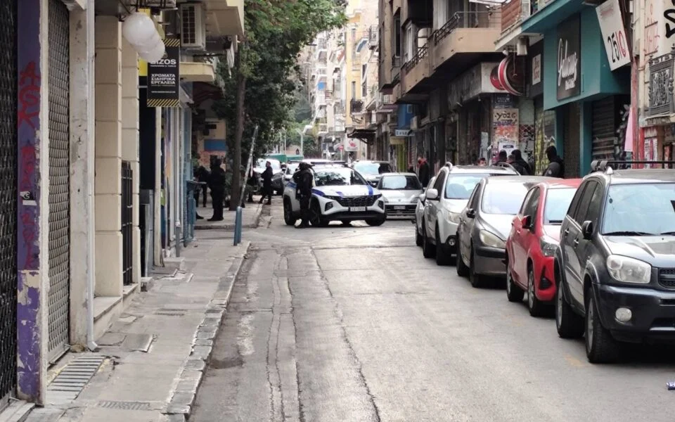 Polis Exarchia’daki işgal evine baskın düzenledi