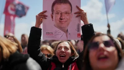 Türk yetkililer, genişleyen baskılar kapsamında onlarca muhalif yetkilinin tutuklanmasını emretti