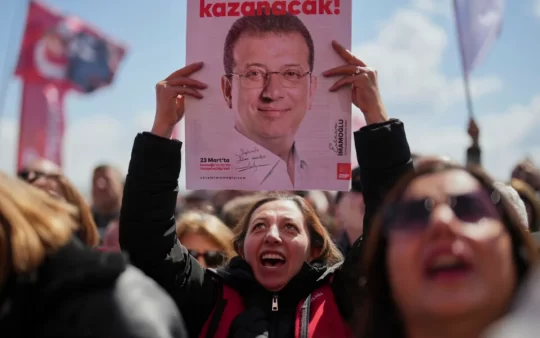 Türk yetkililer, genişleyen baskılar kapsamında onlarca muhalif yetkilinin tutuklanmasını emretti