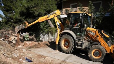 Atina Belediyesi bakımsız, güvensiz binaları yıkıyor