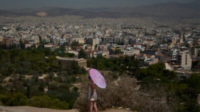 Yunanistan, ülkeyi etkisi altına alan sıcak hava dalgası nedeniyle iş molaları uyguluyor