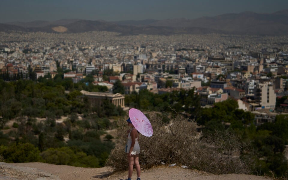 Yunanistan, ülkeyi etkisi altına alan sıcak hava dalgası nedeniyle iş molaları uyguluyor