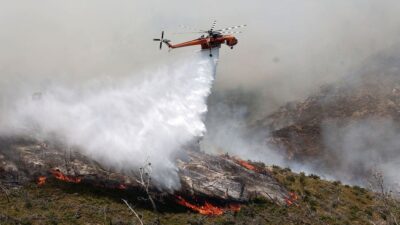 Lavrio yakınlarında orman yangını çıktı, bölge sakinleri alarma geçti