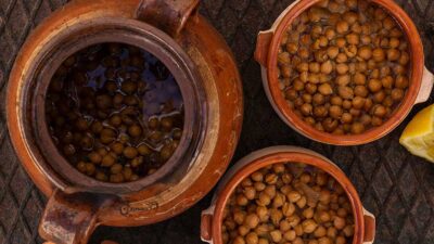 Toprak kapta orijinal Sifnos nohut yahnisi (revithada)