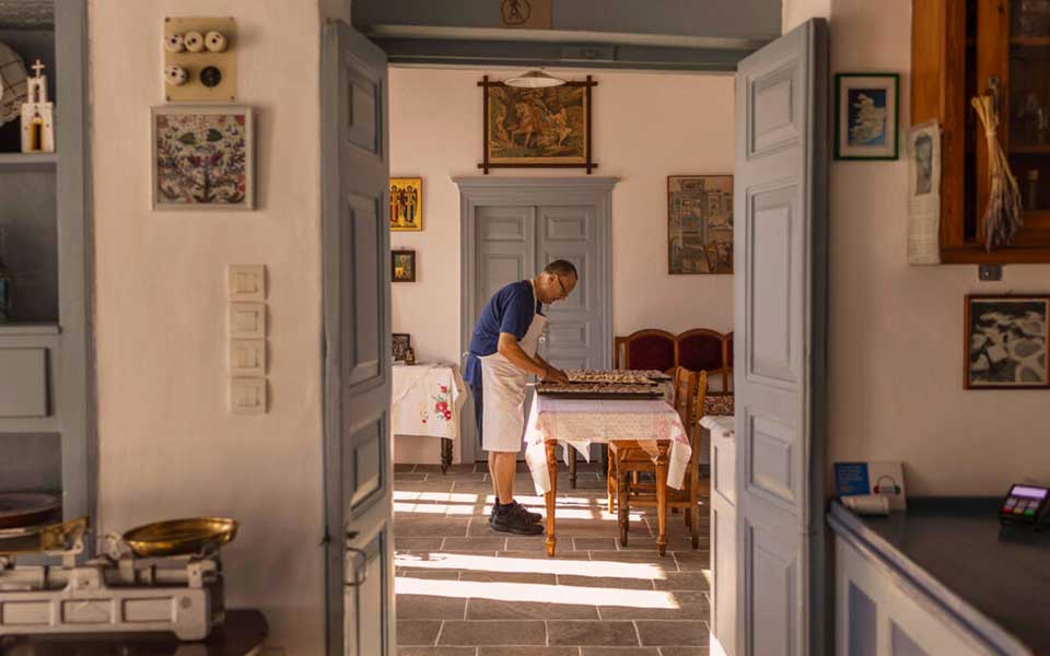 Theodorou Pastanesi: Bademli tatlı sanatında 91 yıllık ustalık