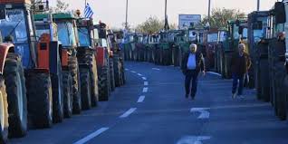 Çiftçiler yine sınır geçişlerini bloke ediyor