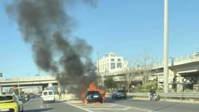 Atina’da sahil otoyolunda bir araç alev aldı