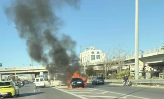 Atina’da sahil otoyolunda bir araç alev aldı
