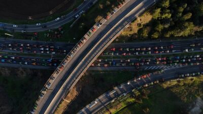 Çiftçiler karayolu ablukalarını uzatıyor