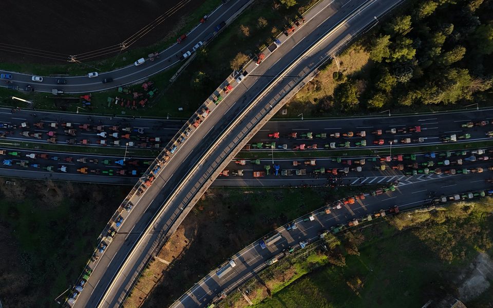 Çiftçiler karayolu ablukalarını uzatıyor