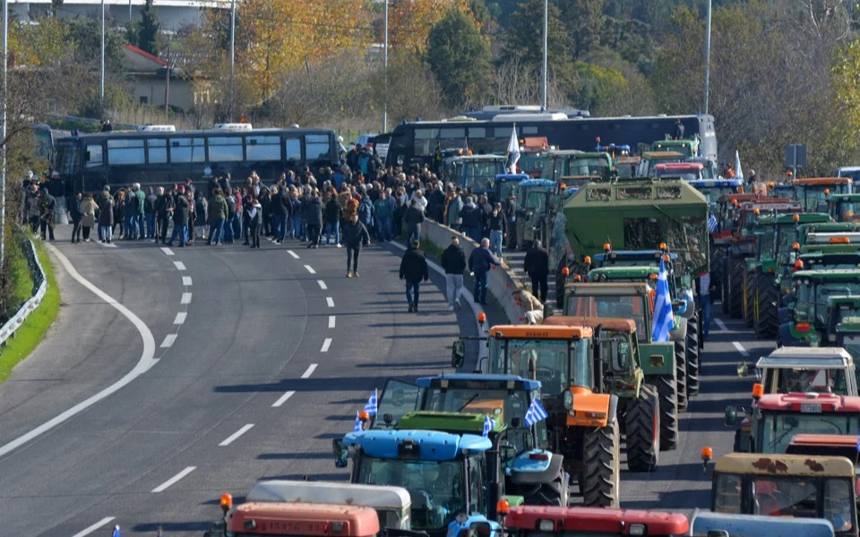 Çiftçilerin protestoları hükümet desteğini zayıflattı