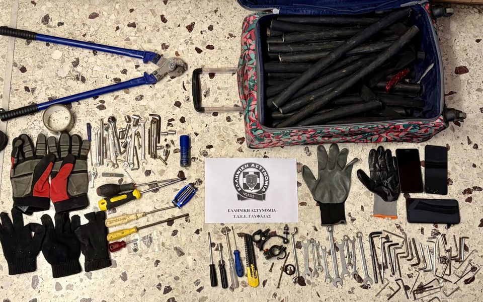 Polis, Glyfada’da bakır kablo hırsızlığıyla ilgili iki kişiyi tutukladı