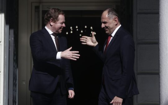 Bakanlar, Yunanistan-Hollanda ilişkilerinin olağanüstü olduğunu vurguladı