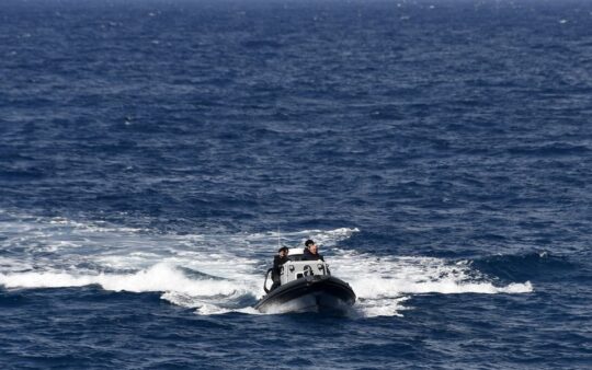 İkaria açıklarında göçmen teknesinde meydana gelen olayda 4 yaşındaki çocuğun cesedi bulundu