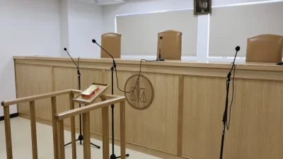 Çocuk tecavüzüyle suçlanan seri zanlı ve karısının yargılaması kapalı kapılar ardında başladı