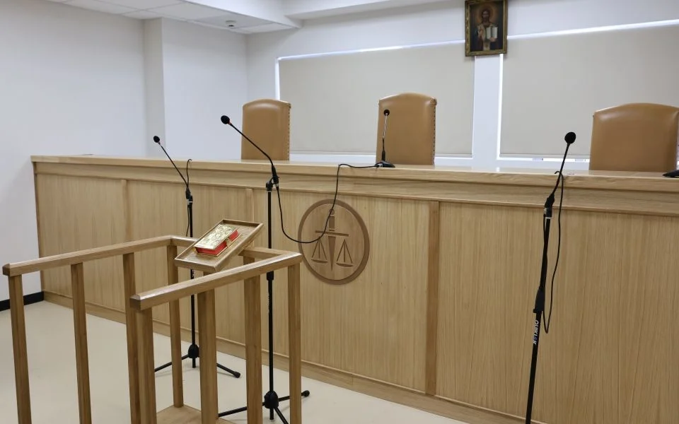 Çocuk tecavüzüyle suçlanan seri zanlı ve karısının yargılaması kapalı kapılar ardında başladı