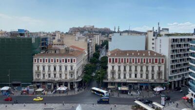 Atina’nın merkezindeki tescilli binalar çürümeye terk edildi