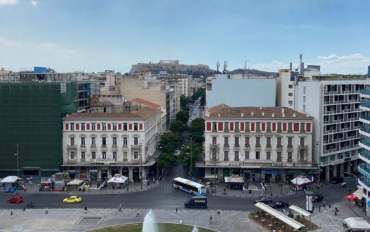 Atina’nın merkezindeki tescilli binalar çürümeye terk edildi