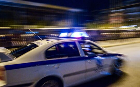 Vari’de meydana gelen hırsızlık olayının ardından polis, şüphelilerin aracına ateş açtı